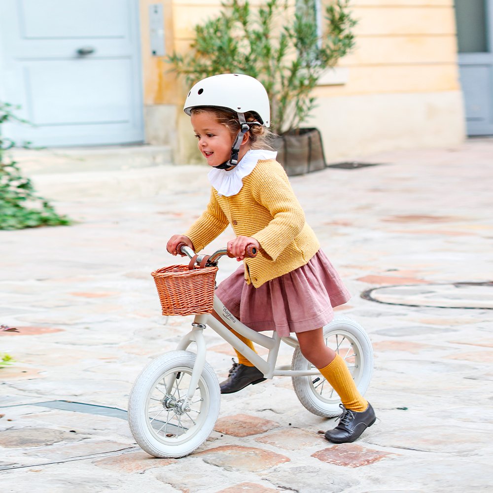 Balančný Bicykel s Ratanovým Košíkom a Retro Prilbou - Biely - Baghera - Balančné Bicykle