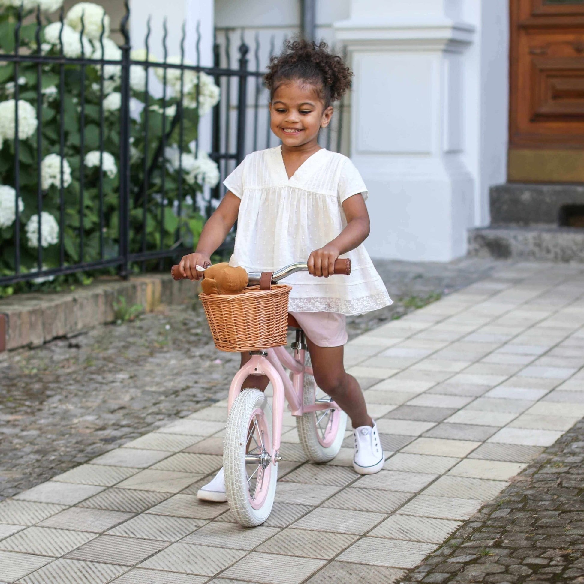 Balančný Bicykel s Ratanovým Košíkom - Ružový - Baghera - Balančné Bicykle